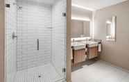 Toilet Kamar 4 SpringHill Suites by Marriott Denver Airport