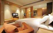 Bedroom 5 New World Wuhan Hotel