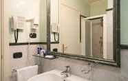 In-room Bathroom 6 iH Hotels Roma La Mela