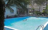 Swimming Pool 2 Hotel Carillon
