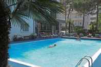 Swimming Pool Hotel Carillon