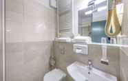 Bilik Mandi dalam Bilik 6 Corvin Hotel Budapest - Corvin wing