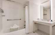 In-room Bathroom 7 Four Points by Sheraton Sacramento International Airport