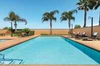 Swimming Pool Four Points by Sheraton Sacramento International Airport