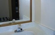 In-room Bathroom 7 Family Budget Inn Bethany