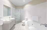 In-room Bathroom 7 Oaks Port Stephens Pacific Blue Resort