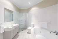 In-room Bathroom Oaks Port Stephens Pacific Blue Resort