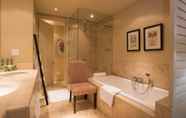 In-room Bathroom 2 Royal Palm Hotel