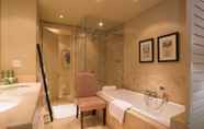 Toilet Kamar 2 Royal Palm Hotel