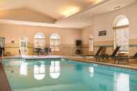 Swimming Pool Residence Inn by Marriott Kansas City Airport