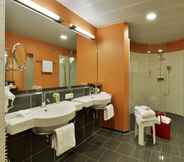 In-room Bathroom 4 Best Western Plus Konrad Zuse Hotel