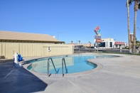 Swimming Pool Crown Motel