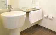 In-room Bathroom 4 ibis Melbourne Glen Waverley