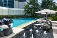 Hồ bơi The St. Regis Singapore