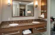 Toilet Kamar 3 Delta Hotels by Marriott Huntington Mall