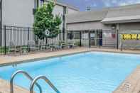 Swimming Pool Comfort Inn Bloomington near University