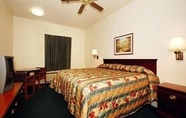 Bedroom 2 Econo Lodge & Suites Granite City