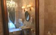 In-room Bathroom 4 Justine Inn Savannah