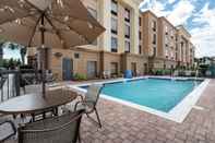 Swimming Pool Hampton Inn & Suites Navarre