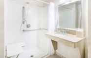 In-room Bathroom 6 Wingate by Wyndham Erie