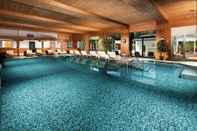 สระว่ายน้ำ Alm- & Wellnesshotel Alpenhof