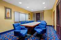 Functional Hall La Quinta Inn & Suites by Wyndham Mt. Laurel - Philadelphia