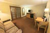 Common Space AmeriVu Inn & Suites - Waconia