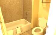 Toilet Kamar 6 Homegate Inn and Suites