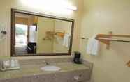 Toilet Kamar 3 Homegate Inn and Suites