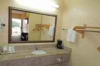 Toilet Kamar Homegate Inn and Suites