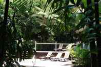 Kolam Renang Palm Cove Tropic Apartments