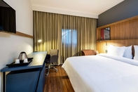 Bedroom Hampton by Hilton Guarulhos Airport