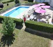 Swimming Pool 4 Ibis Styles Gien