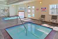 Kolam Renang Microtel Inn & Suites by Wyndham Klamath Falls