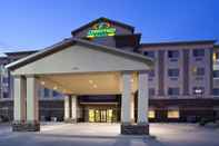 Exterior Expressway Suites Fargo