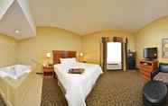 Bedroom 4 Hampton Inn Utica