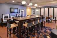 Bar, Cafe and Lounge Hampton Inn Utica