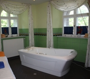 Toilet Kamar 5 Schlosshotel Ralswiek