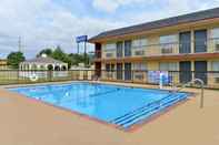 Swimming Pool Castle Inn & Suites