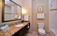 Phòng tắm bên trong 2 Holiday Inn Express Wichita Falls, an IHG Hotel