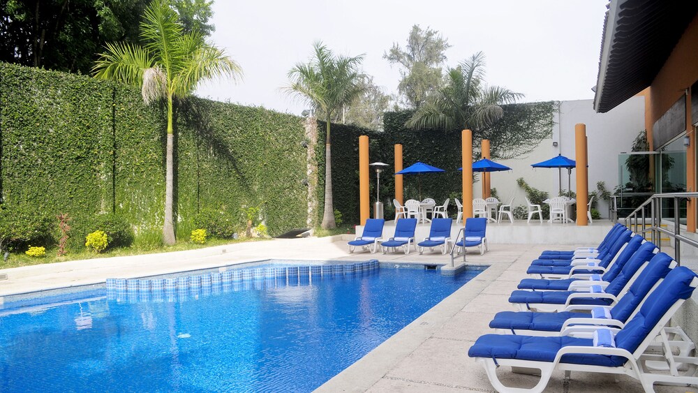 สระว่ายน้ำ Holiday Inn Uruapan, an IHG Hotel