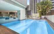 สระว่ายน้ำ 7 Oaks Brisbane on Charlotte Suites