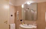 Toilet Kamar 4 Hotel Lovere Resort & Spa