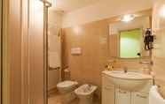 Toilet Kamar 5 Hotel Lovere Resort & Spa