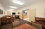 Restaurant 5 Days Inn by Wyndham Dawson Creek