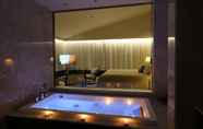 In-room Bathroom 7 Charisma De Luxe Hotel