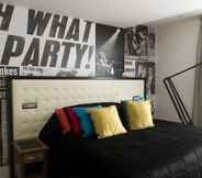 Kamar Tidur 7 Hard Days Night Hotel