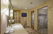 ห้องน้ำภายในห้อง 5 Embassy Suites by Hilton Norman Hotel & Conference Center
