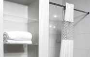 In-room Bathroom 5 Hampton Inn & Suites by Hilton Edmonton Intl Airport