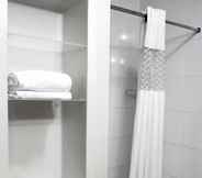 In-room Bathroom 5 Hampton Inn & Suites by Hilton Edmonton Intl Airport
